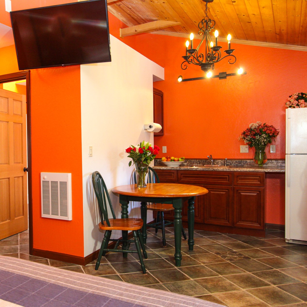 guest room kitchen at the woods cottages & cabins at the russian river in guerneville