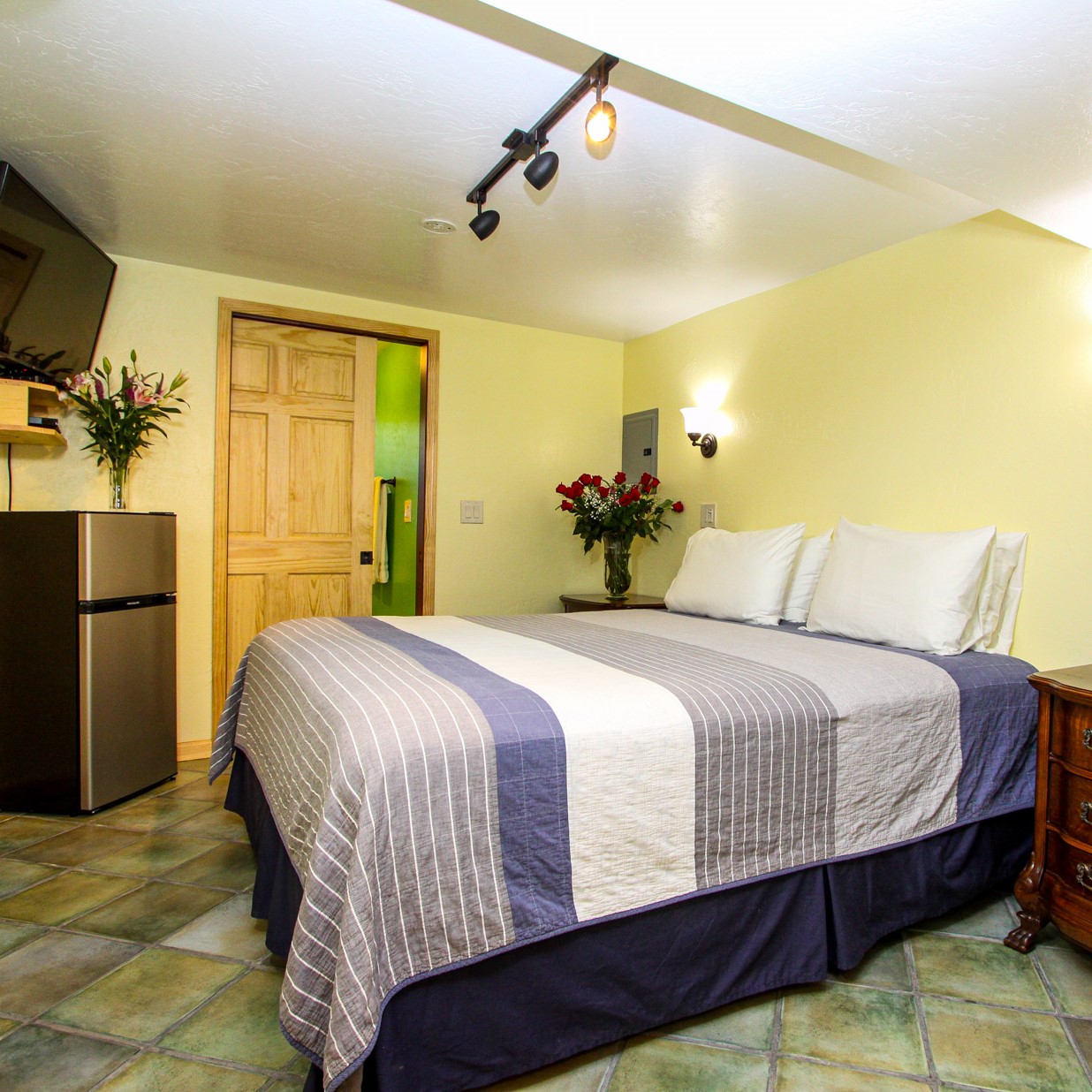 large guest room at the woods cottages & cabins at the russian river in guerneville